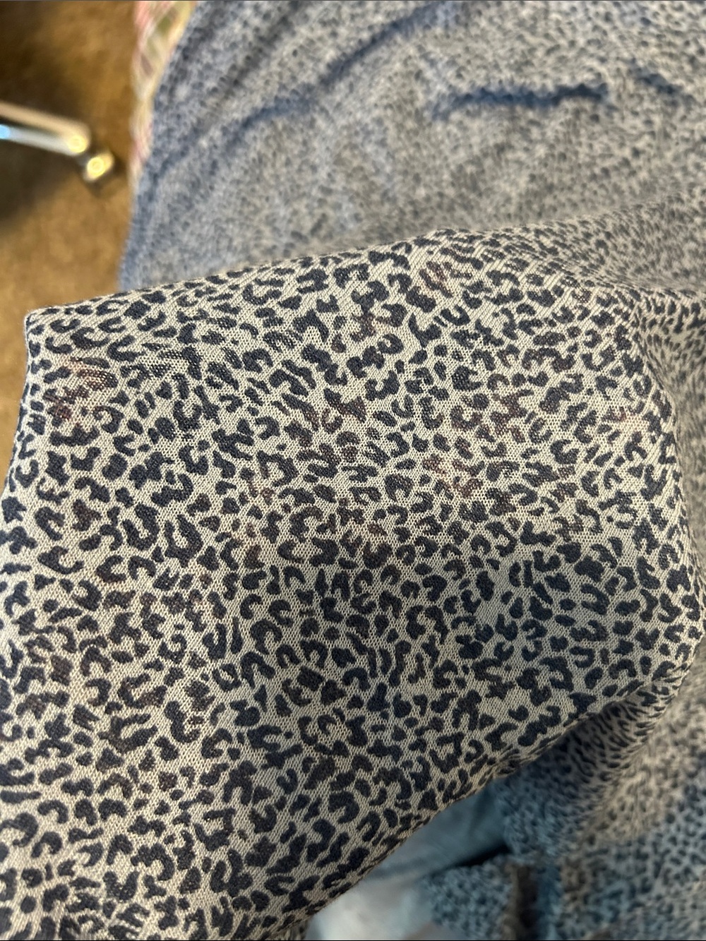 Athleta Blue Animal Print V-Neck Short Sleeve Tee Size Large - Picture 5 of 6